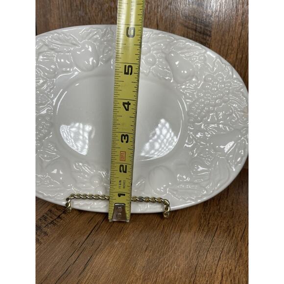 Oneida White Embossed Fruit Gravy Boat Under Plate ONLY - Picture 3 of 4